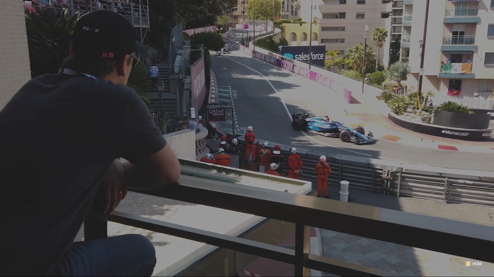 Cenário urbano com pista de corrida